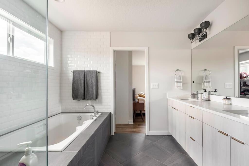 Comfy Family Home, Walkable Neighborhood + Patio! Portland Exteriör bild